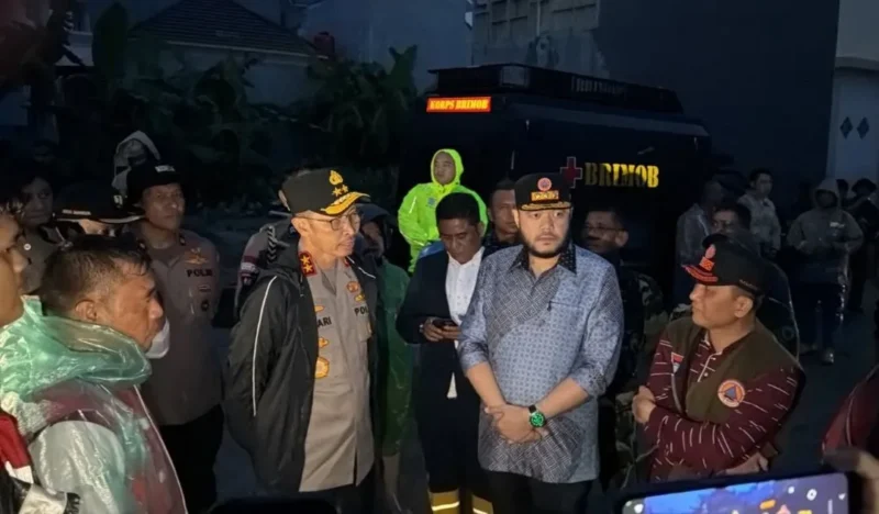 Wali Kota Padang Fadly Amran bersama Kapolda Sumbar Irjen Pol Jawari meninjau kondisi wilayah di Kota Padang setelah diguyur hujan deras, Sabtu (10/10/2026). (Foto: Pemko Padang)