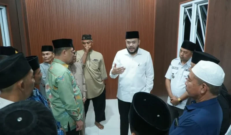 Wali Kota Padang Fadly Amran meninjau pemanfaatan Ruang Pembelajaran Digital di Masjid Nur Hikmah, Kampung Melayu, Kelurahan Kampung Olo, Kecamatan Nanggalo, Kamis (1/10/2026). (Foto: Pemko Padang)