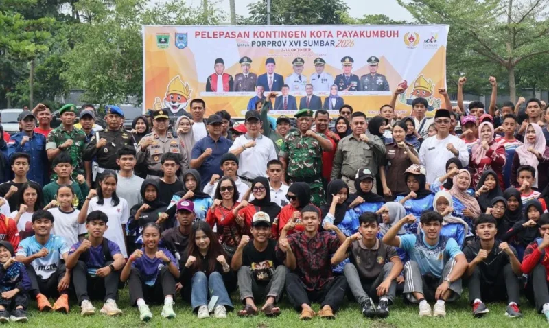 Wali Kota Payakumbuh Zulmaeta melepas kontingen Kota Payakumbuh untuk mengikuti Porprov Sumbar XVI 2026 di halaman Balai Kota Payakumbuh, Rabu (30/9/2026). (Foto: MC Payakumbuh)