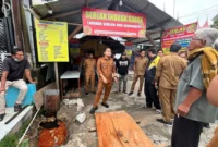Wali Kota Solok Ramadhani Kirana Putra meninjau saluran drainase di kawasan Enam Suku, Kota Solok. (Foto: Prokopim Kota Solok)