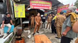 Wali Kota Solok Ramadhani Kirana Putra meninjau saluran drainase di kawasan Enam Suku, Kota Solok. (Foto: Prokopim Kota Solok)