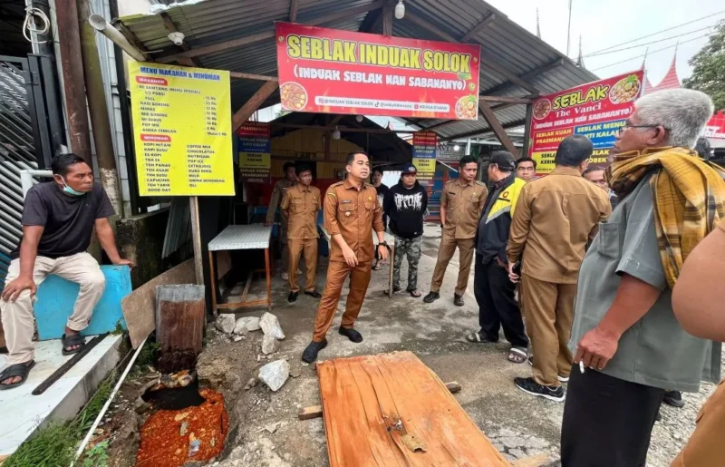 Wali Kota Solok Ramadhani Kirana Putra meninjau saluran drainase di kawasan Enam Suku, Kota Solok. (Foto: Prokopim Kota Solok)