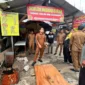 Wali Kota Solok Ramadhani Kirana Putra meninjau saluran drainase di kawasan Enam Suku, Kota Solok. (Foto: Prokopim Kota Solok)