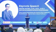 Wamenkomdigi Nezar Patria menyampaikan keynote speech sekaligus membuka acara Peningkatan Kompetensi dan Pengembangan Diri di Lingkungan Lembaga Sensor Film di Aston Bogor, Jawa Barat, Jumat (23/10/2026). (Foto: Pey HS/Komdigi)