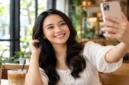 Ilustrasi wanita selfie. (Foto: AI Generated)
