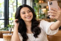 Ilustrasi wanita selfie. (Foto: AI Generated)
