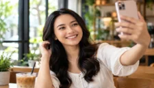 Ilustrasi wanita selfie. (Foto: AI Generated)
