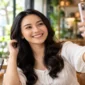 Ilustrasi wanita selfie. (Foto: AI Generated)

