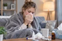 Ilustrasi wanita yang mengalami gejala flu. (Foto: AI Generated)