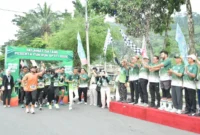 Wakil Wali Kota Padang Maigus Nasir melepas peserta Fun Run APTFI 2026 di bawah Jembatan Siti Nurbaya (10/10/2026). (Foto: Pemko Padang)