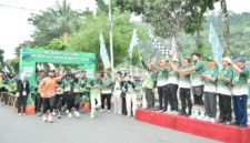 Wakil Wali Kota Padang Maigus Nasir melepas peserta Fun Run APTFI 2026 di bawah Jembatan Siti Nurbaya (10/10/2026). (Foto: Pemko Padang)