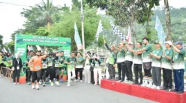 Wakil Wali Kota Padang Maigus Nasir melepas peserta Fun Run APTFI 2026 di bawah Jembatan Siti Nurbaya (10/10/2026). (Foto: Pemko Padang)