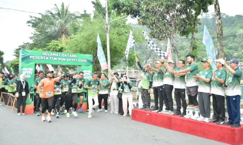Wakil Wali Kota Padang Maigus Nasir melepas peserta Fun Run APTFI 2026 di bawah Jembatan Siti Nurbaya (10/10/2026). (Foto: Pemko Padang)