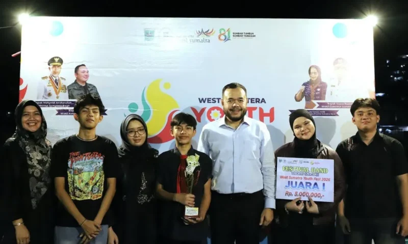 Wali Kota Padang, Fadly Amran menghadiri puncak West Sumatera Youth Fest (WSYF) 2026 di kawasan Kota Tua Padang, Minggu (25/10/2026) malam. (Foto: Pemko Padang)