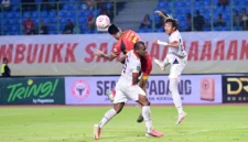 Sumsel United harus mengakui keunggulan Semen Padang FC dengan skor tipis 1-0 dalam lanjutan kompetisi Pegadaian Championship 2026/27 di Stadion Patriot Candra Bhaga, Bekasi, Jumat (30/10) malam. (Foto: ileague.id)