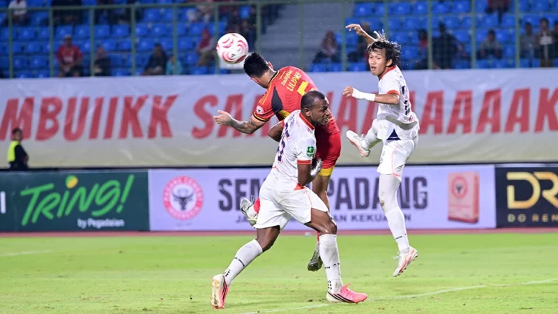 Sumsel United harus mengakui keunggulan Semen Padang FC dengan skor tipis 1-0 dalam lanjutan kompetisi Pegadaian Championship 2026/27 di Stadion Patriot Candra Bhaga, Bekasi, Jumat (30/10) malam. (Foto: ileague.id)