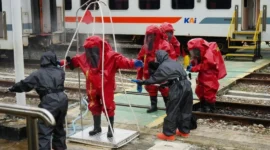 PT KAI Divre II Sumbar bersama Polda Sumbar menggelar simulasi latihan gabungan penanganan aksi teror pada moda transportasi kereta api di Stasiun Padang, Kamis (1/10/2026). (Foto: KAI Divre II Sumbar)