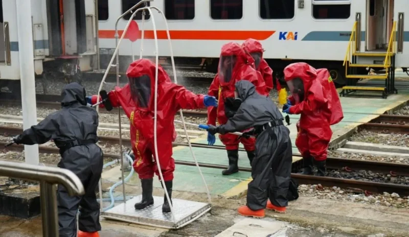 PT KAI Divre II Sumbar bersama Polda Sumbar menggelar simulasi latihan gabungan penanganan aksi teror pada moda transportasi kereta api di Stasiun Padang, Kamis (1/10/2026). (Foto: KAI Divre II Sumbar)